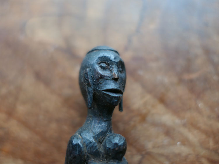1930年代頃パプアニューギニア・木彫・女性像・h9cm